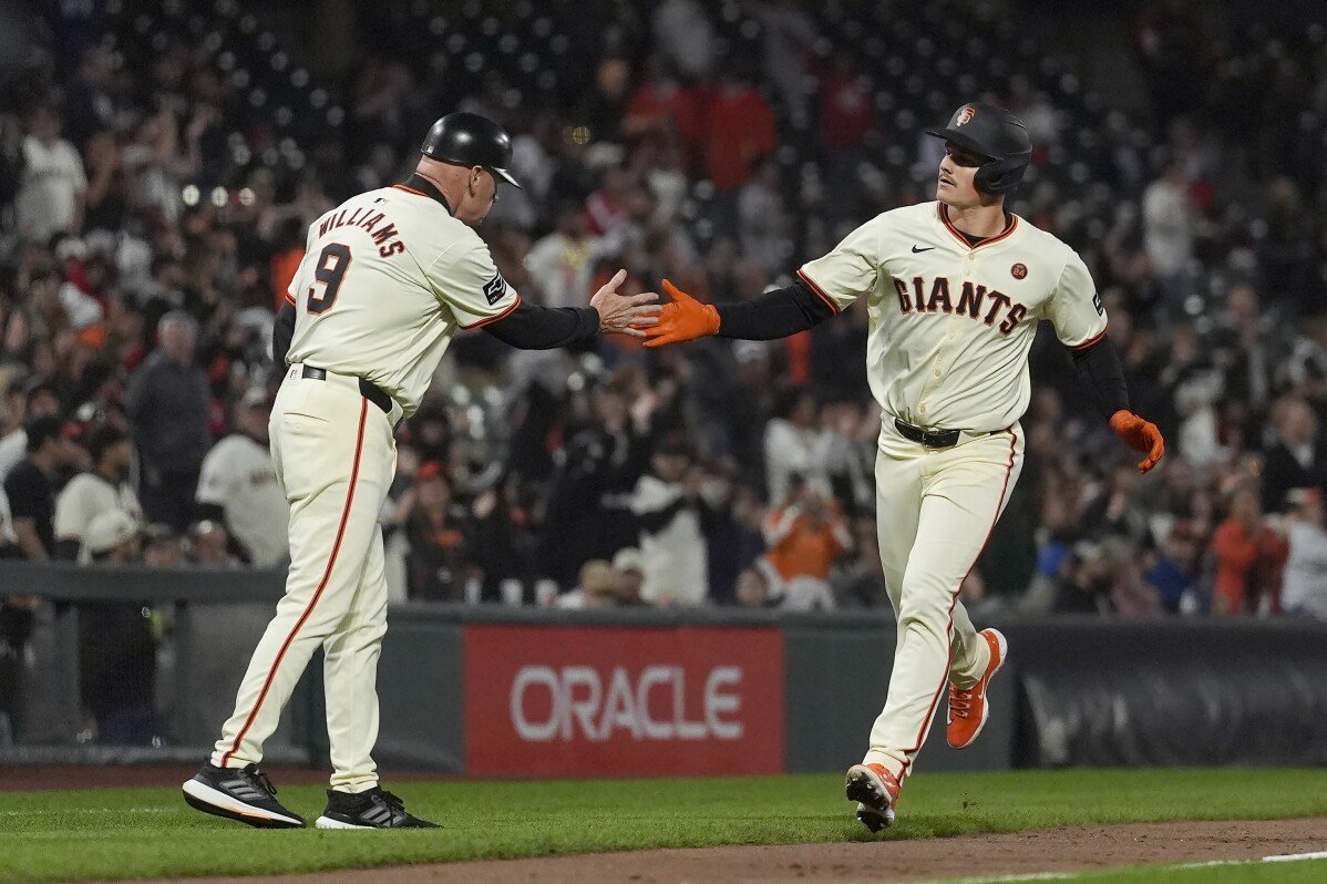 Matt Chapman colpisce un fuoricampo nel sesto inning mentre i Giants battono i White Sox 5-3